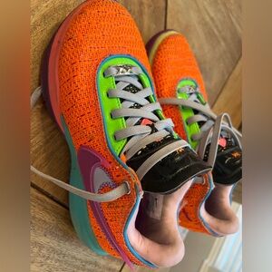 Boys basketball shoes 5.5